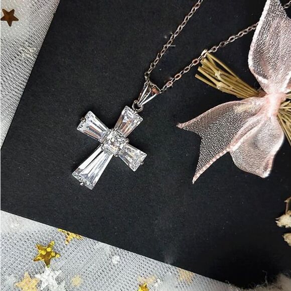 💖Gorgeous Sparkling Cz cross pendant on a 24” Silver Snake chain - Picture 2 of 16